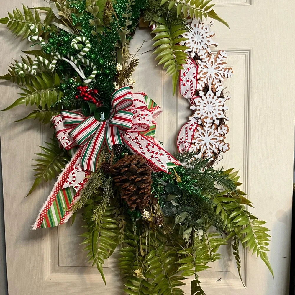 Elegant Green and Red Holiday Wreath with Pinecones